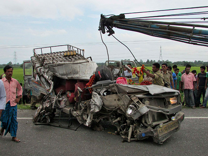 Accidente carretero en India deja 28 muertos