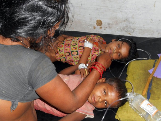 Acusan de asesinato a directora de escuela en India donde murieron 23 niños envenenados