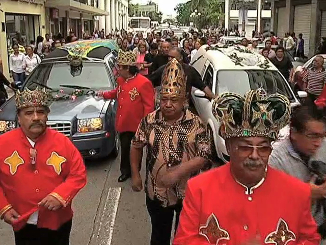 Familiares y amigos despiden a “Pochitoke” y “Paye”, ex reyes del Carnaval de Veracruz