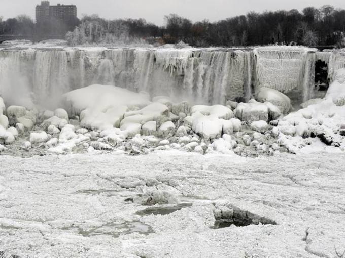 El temporal que azota Estados Unidos congela las cataratas del Niágara
