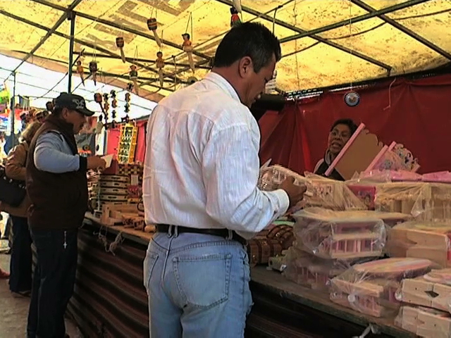 Bajas temperaturas afectan a vendedores de juguetes en Veracruz