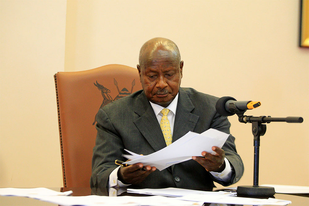 Uganda promulga ley homofóbica que contempla cadena perpetua