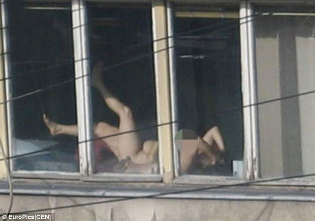 Captan a jueza de la Corte Suprema bronceándose desnuda en su oficina