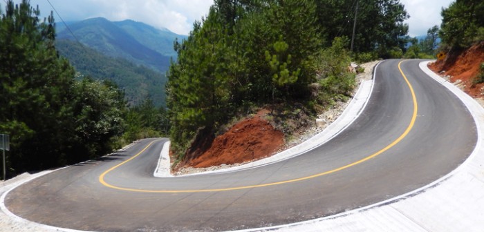 Pavimenta SIOP 1.8 kilómetros del tramo Atlahuilco-Vista Hermosa en Sierra de Zongolica