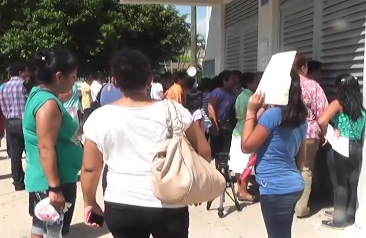 Jóvenes presentan el examen de admisión en las diferentes Secundarias de Coatzacoalcos.