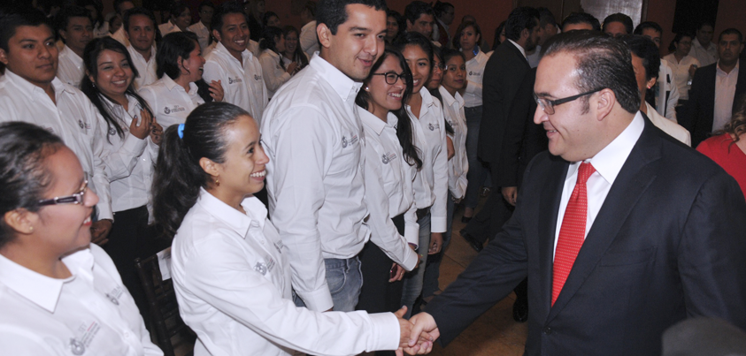 Entrega el gobernador Javier Duarte 284 plazas a maestros veracruzanos