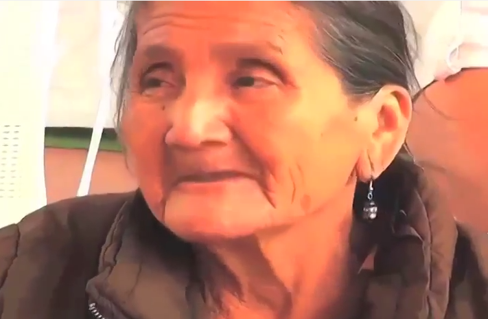 Personas de la tercera edad son colocadas en una fuente de trabajo.