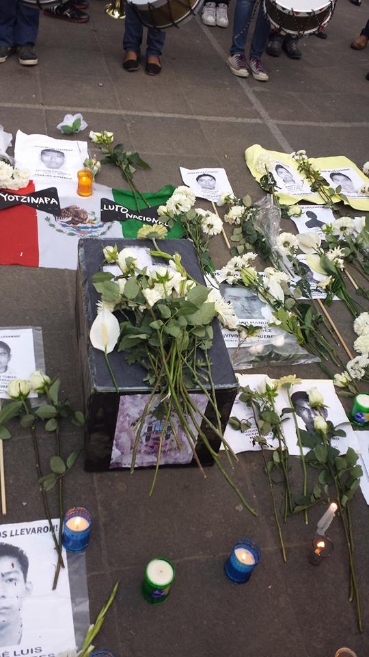 Marchan en Xalapa por desaparición de normalistas de Ayotzinapa