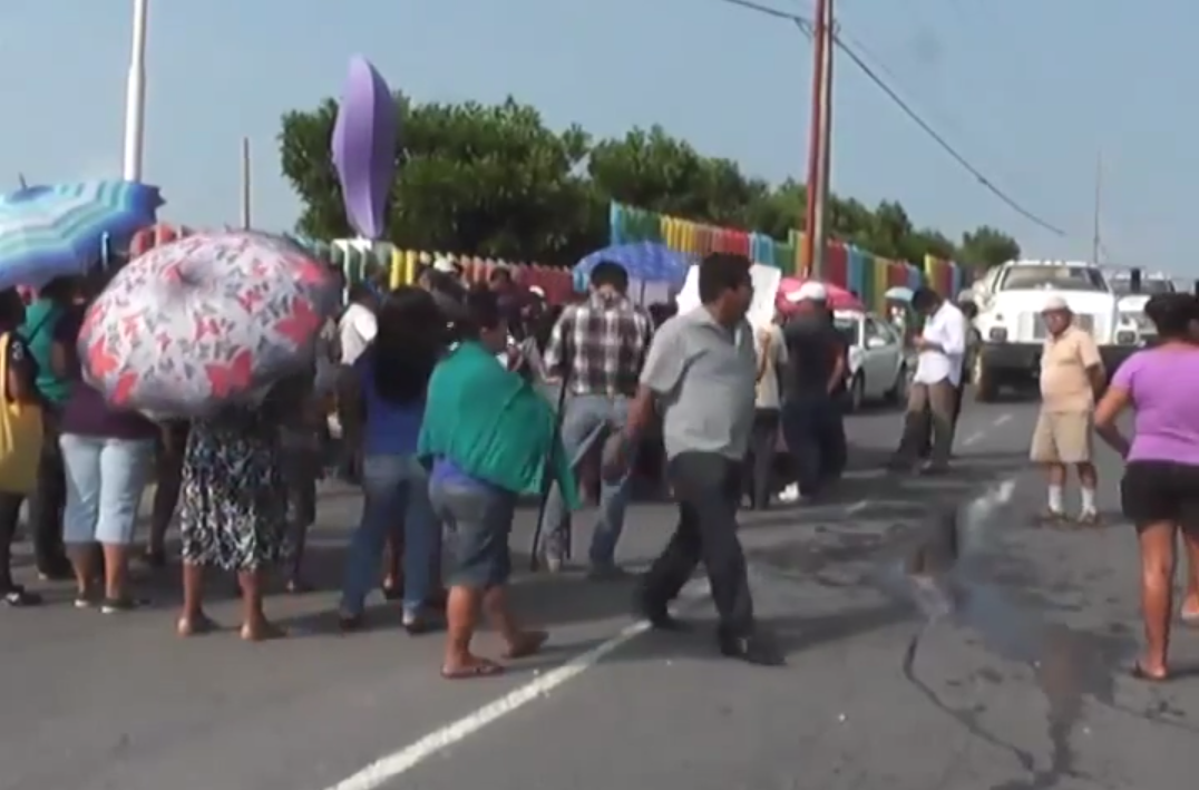 Vecinos de Coatzacoalcos se inconforman por la falta de agua en sus hogares.