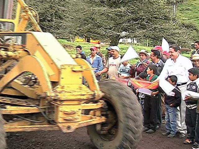 Inaugura Montano Guzmán obras carreteras en Tonayán