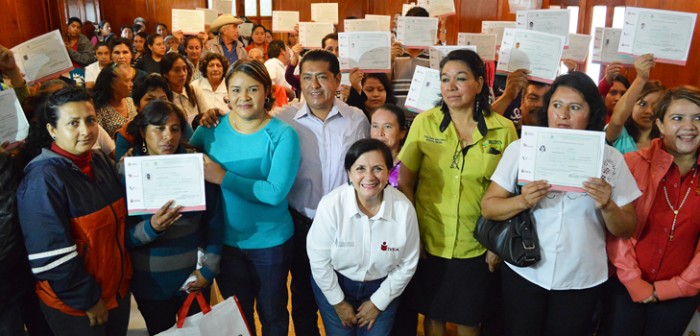 Entrega IVEA certificados escolares y módulos Mevyt en Misantla y Juchique de Ferrer