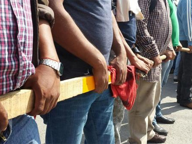 Padres de familia de normalistas salen de Guerrero con rumbo al DF