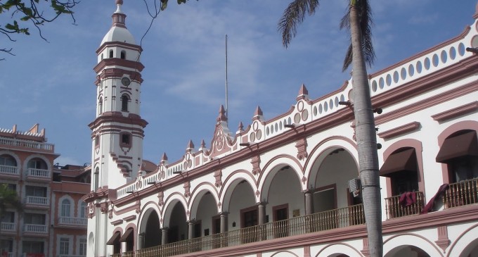 Panistas entregan el palacio municipal de Castillo de Teayo