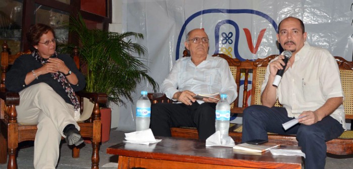 Presenta Lourdes Hernández libro en Atarazanas