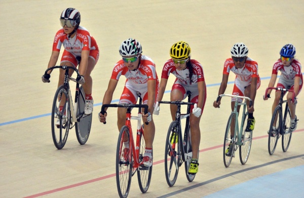 Velocistas mexicanos desatan fiesta en el Velódromo