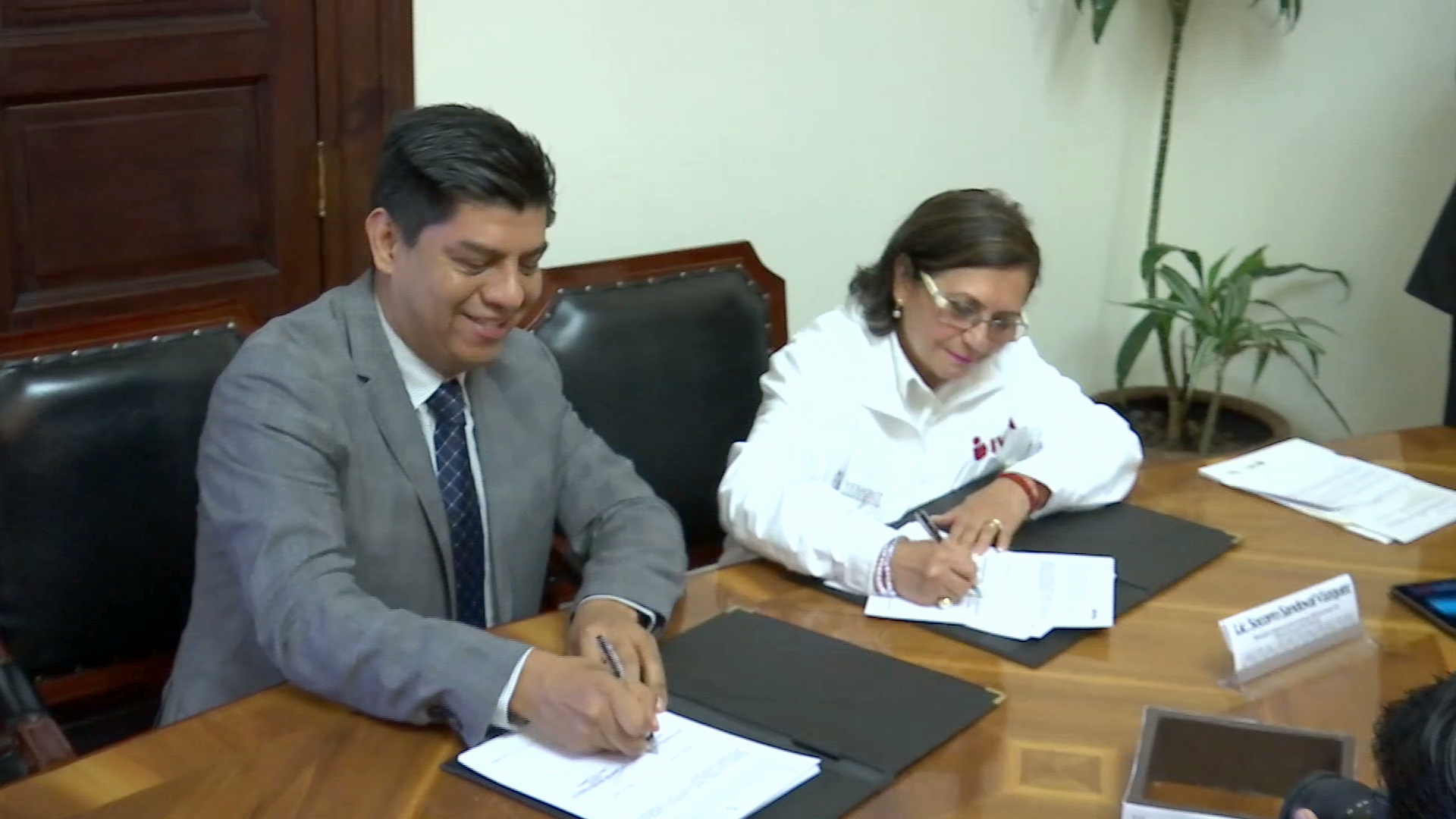 IVEA y Colver firman convenio para participar en programa Jóvenes Adelante por la Alfabetización