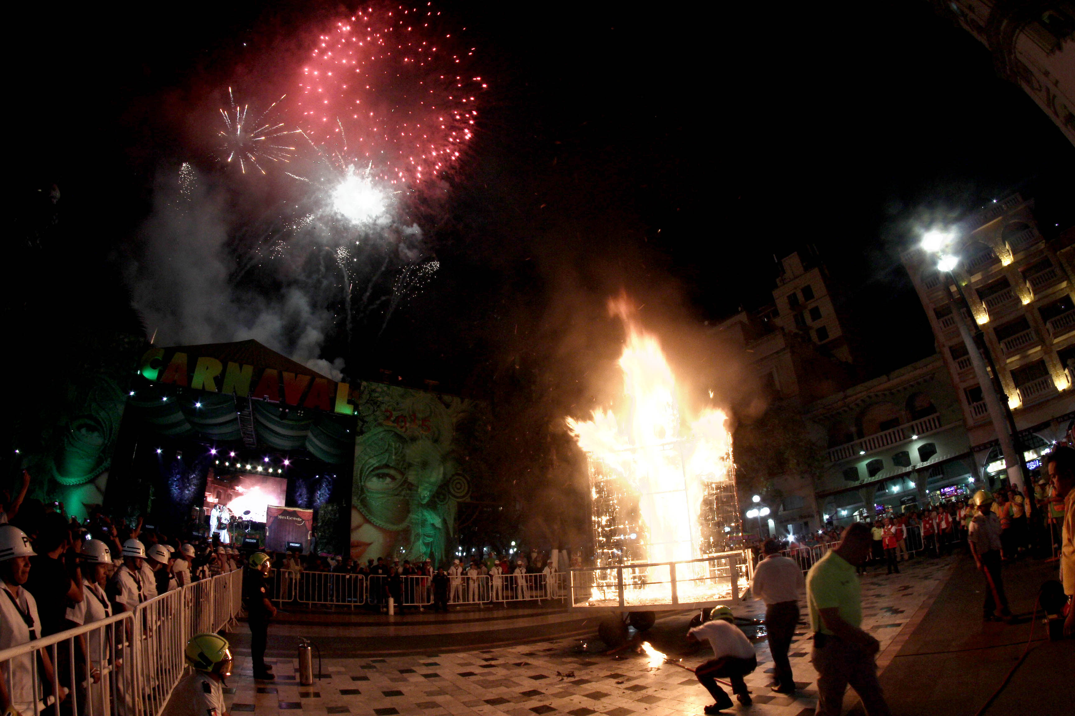 Inicia Carnaval de Veracruz con la Quema del Mal Humor