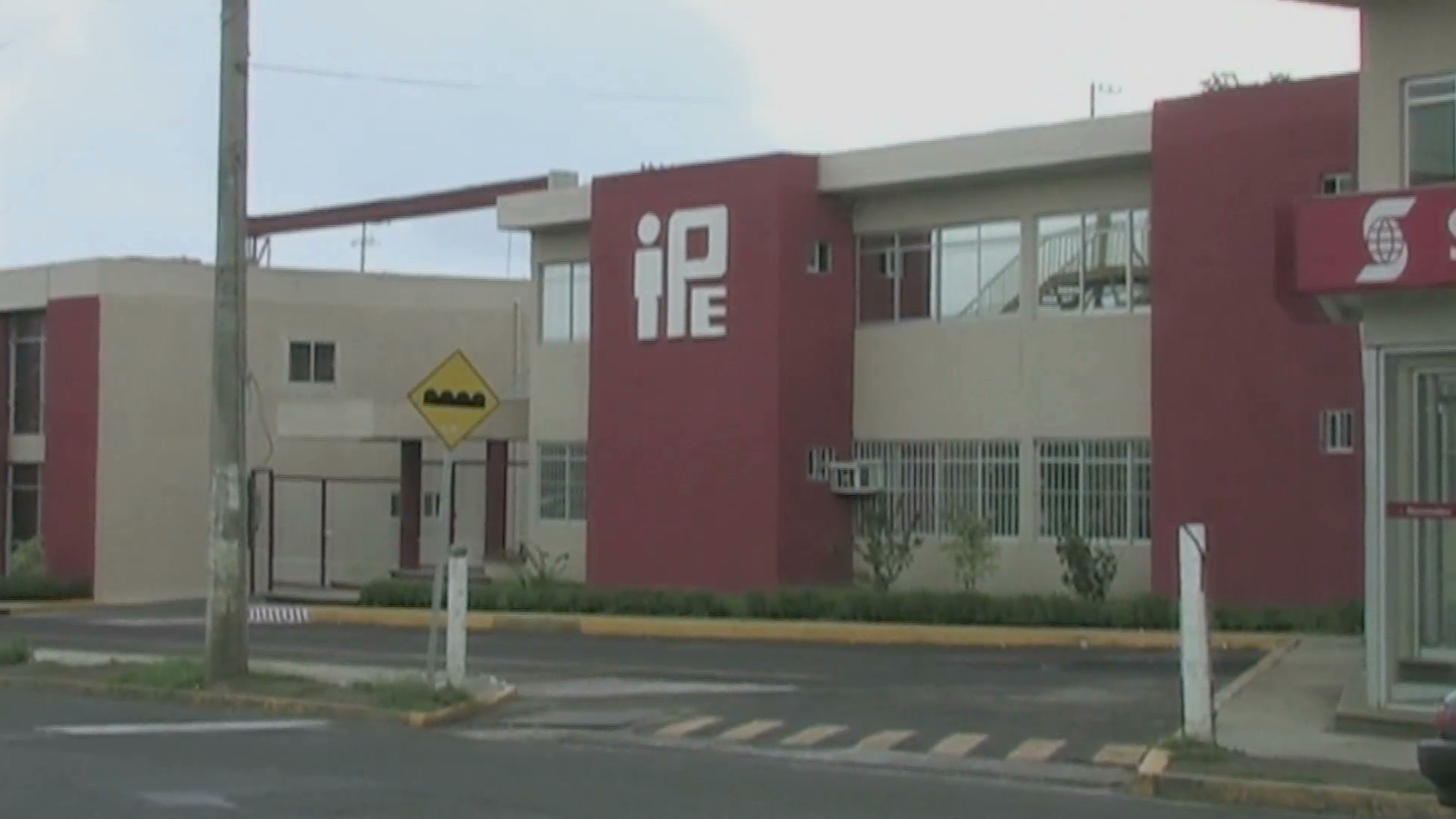 Integrantes del Setsuv se manifiestan frente al IPE