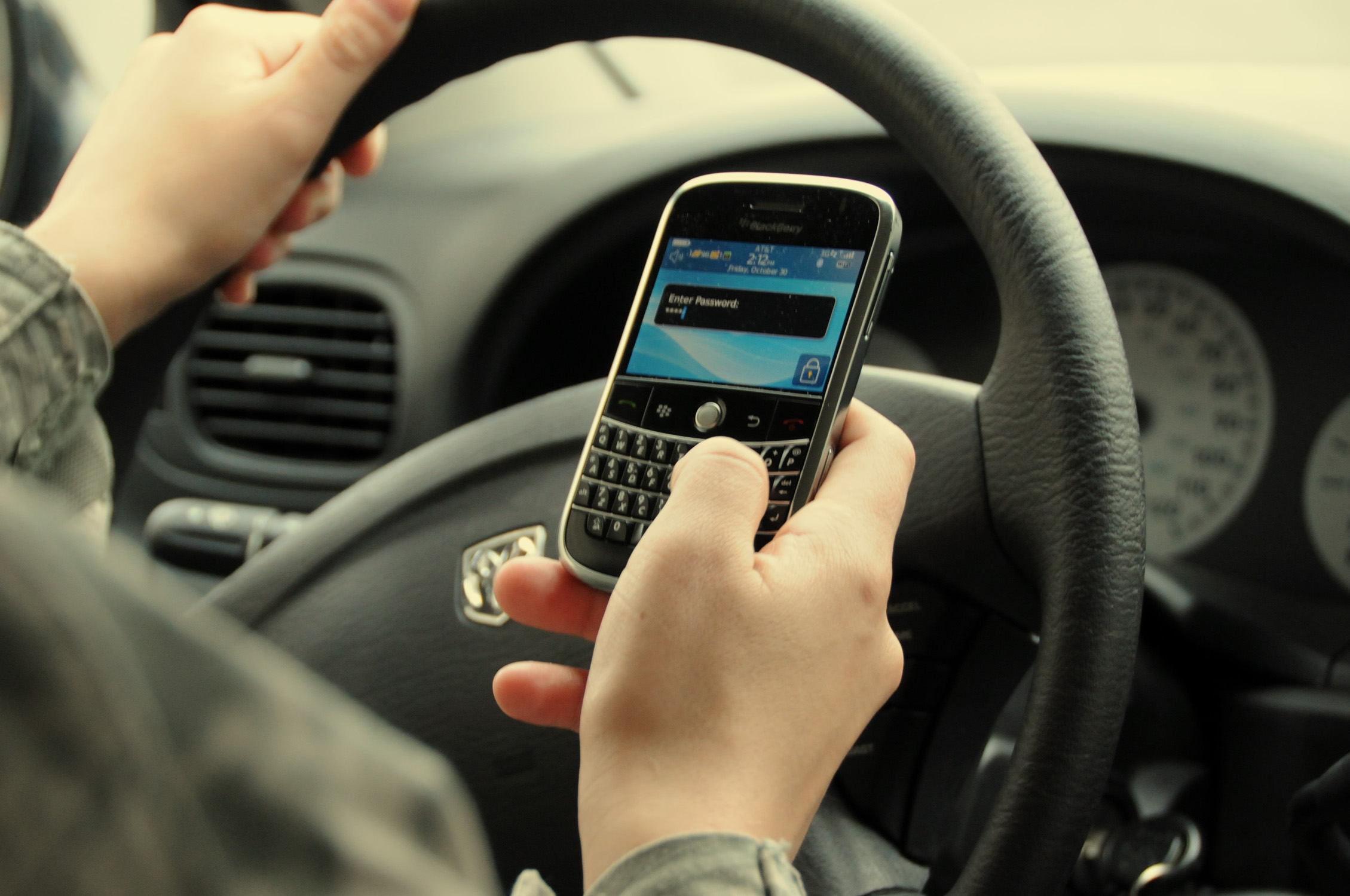Conducir usando el celular es tan peligroso como manejar en estado de ebriedad