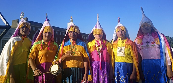 Participación femenina en la Ceremonia Ritual de Voladores, en Inglaterra
