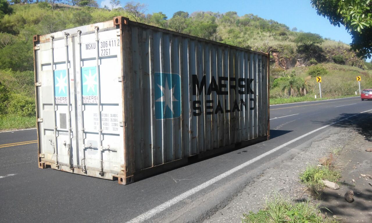 Se desprende contenedor de tráiler sin provocar heridos en carretera Cerro Gordo-Plan de Río