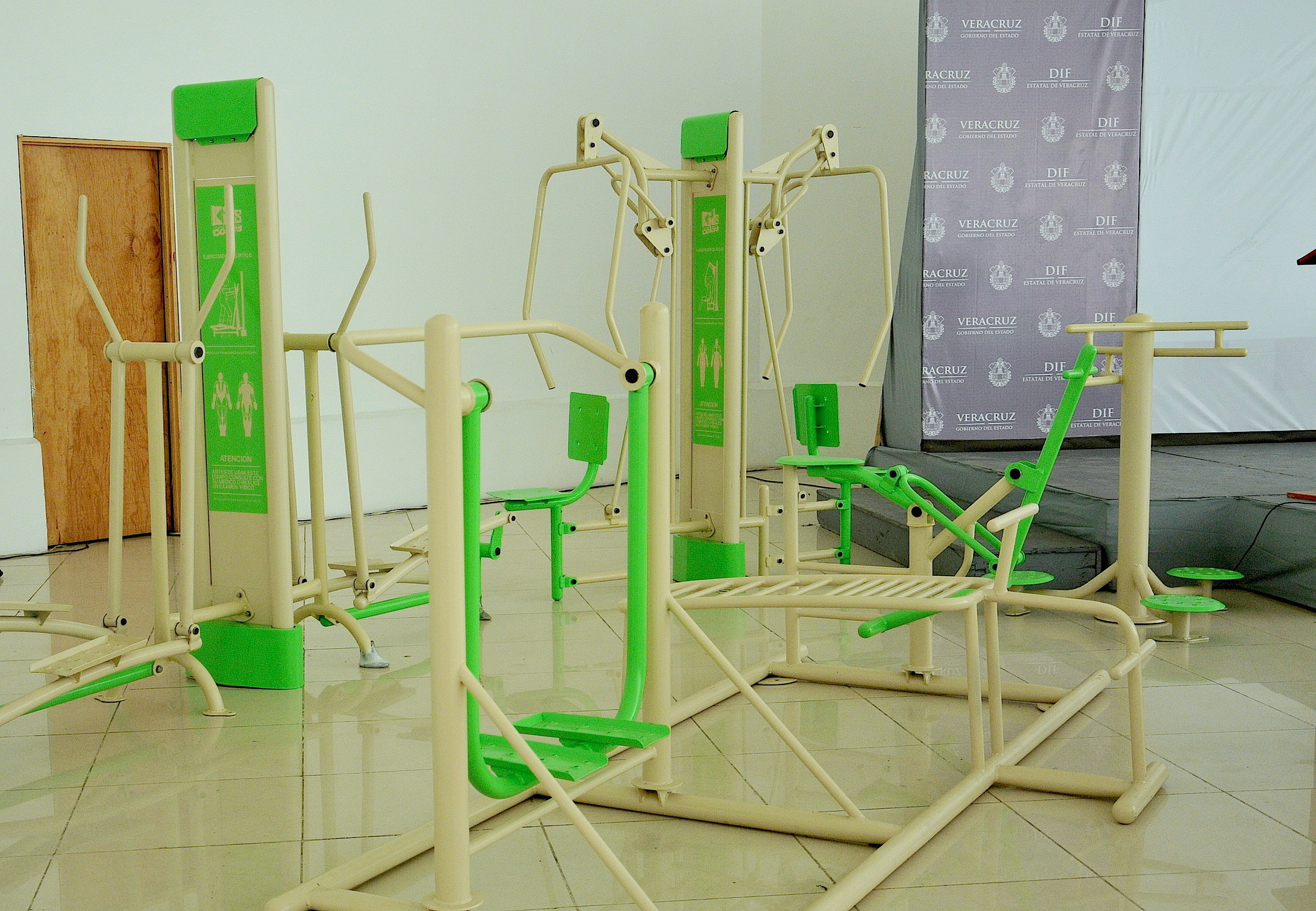 Entrega DIF estatal gimnasios al aire libre para combatir el sedentarismo y la obesidad