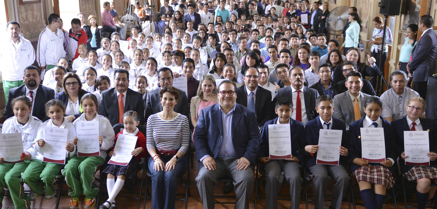 Reconoce Javier Duarte a jóvenes veracruzanos destacados en la ciencia, el arte y el deporte