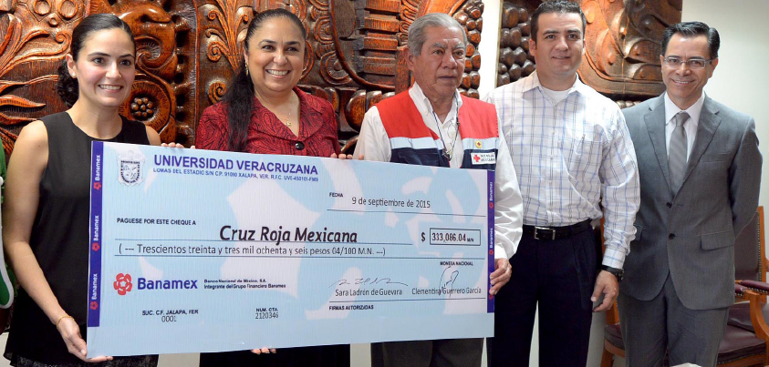 Recibe DIF estatal donativo por parte de la UV, en beneficio de la Cruz Roja