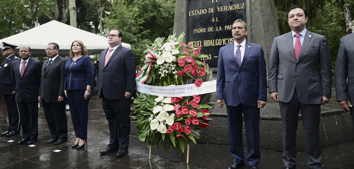 Encabeza Javier Duarte Guardia de Honor ante monumento a Miguel Hidalgo