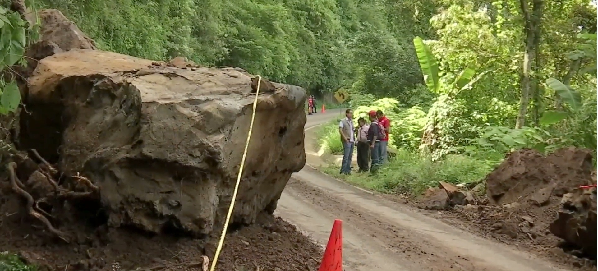 Rehabilitan vía alterna de acceso a Teocelo para evitar la barranca de Matlacóbatl