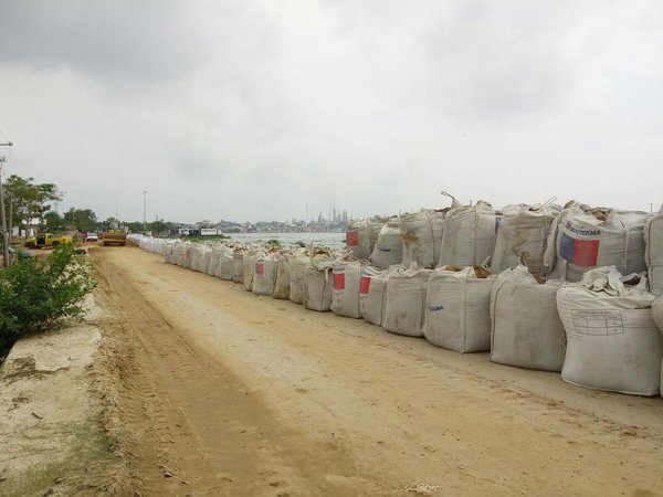 Instalan campamentos en partes altas por crecida del río Coatzacoalcos