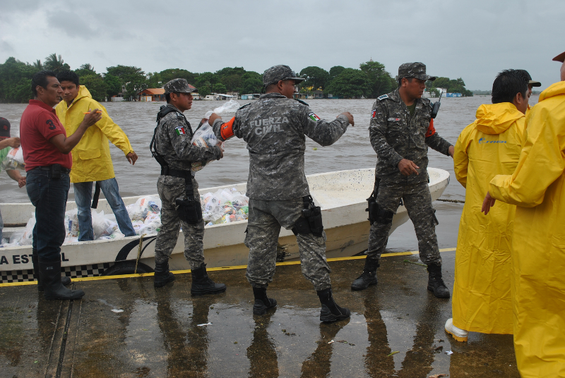 Con Plan Tajín, Policía Estatal y Fuerza Civil lleva víveres durante contingencia