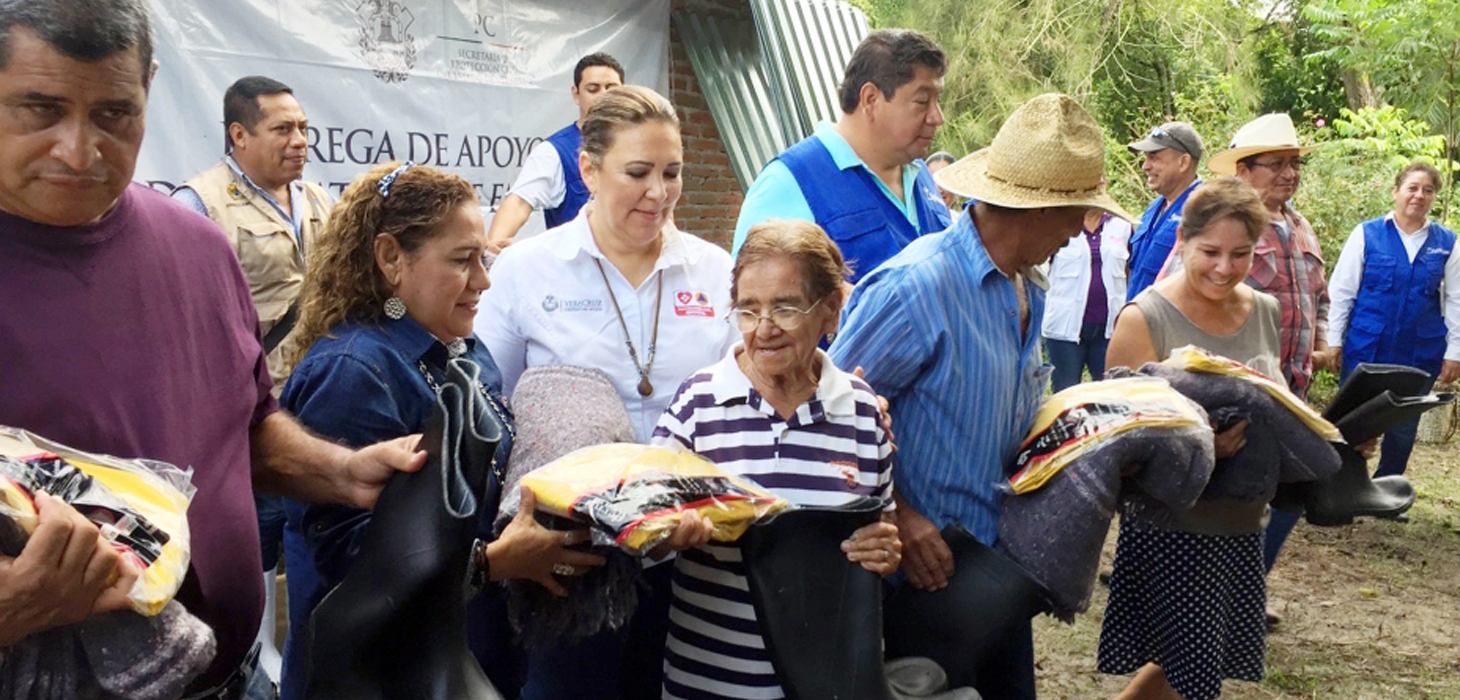 Entrega PC apoyos a familias afectadas por lluvias en Tlalixcoyan