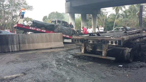 Chocan y se incendian camioneta y tráiler en el libramiento de Veracruz