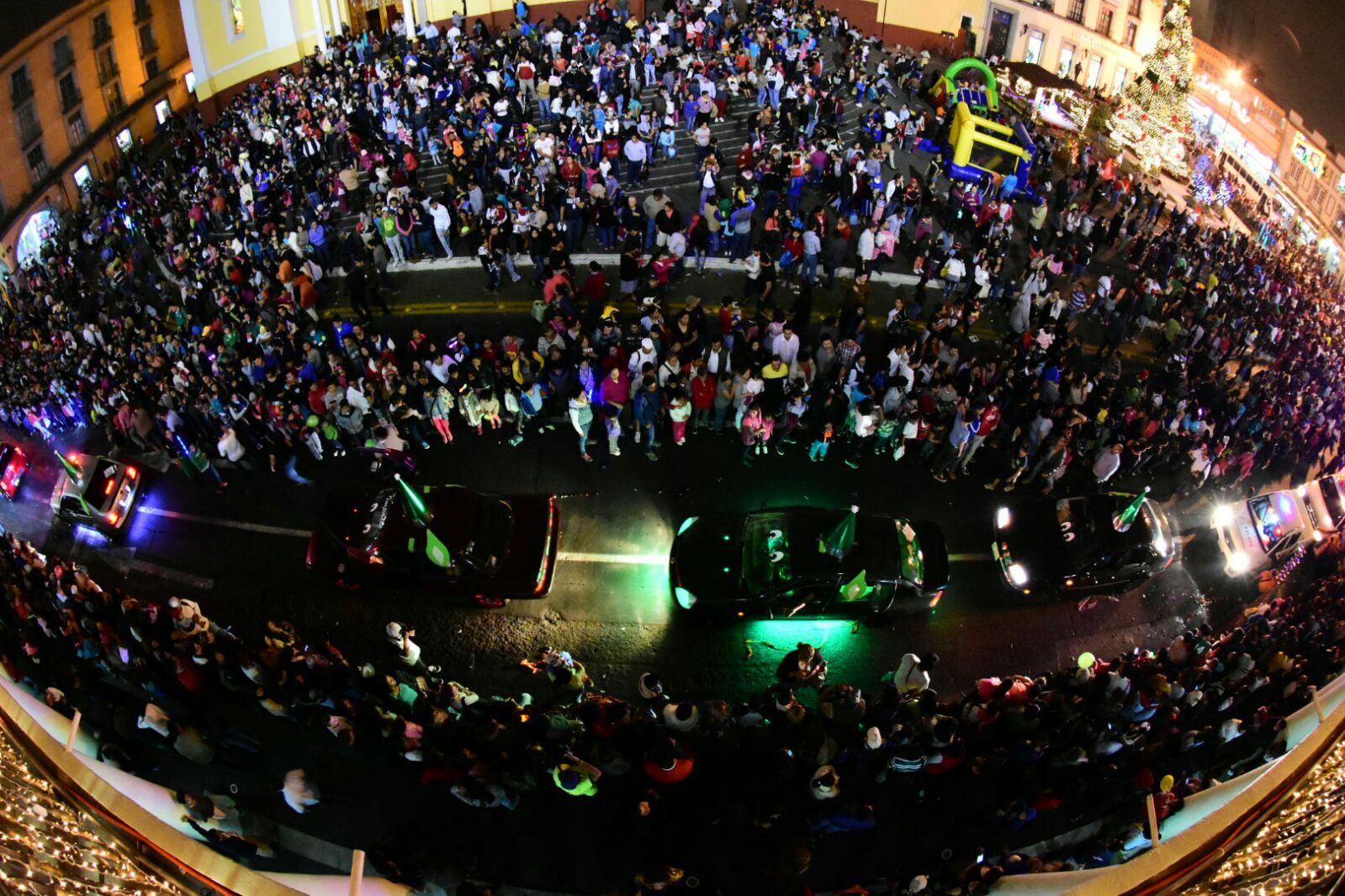 Disfrutan miles de familias el Gran Desfile Navideño 2015