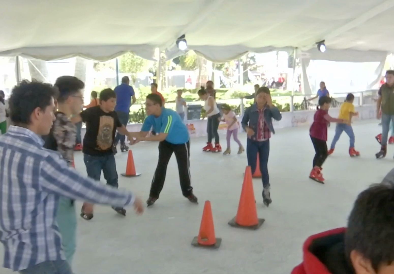 Secretario de Gobierno invita acudir a la pista de patinaje sobre hielo