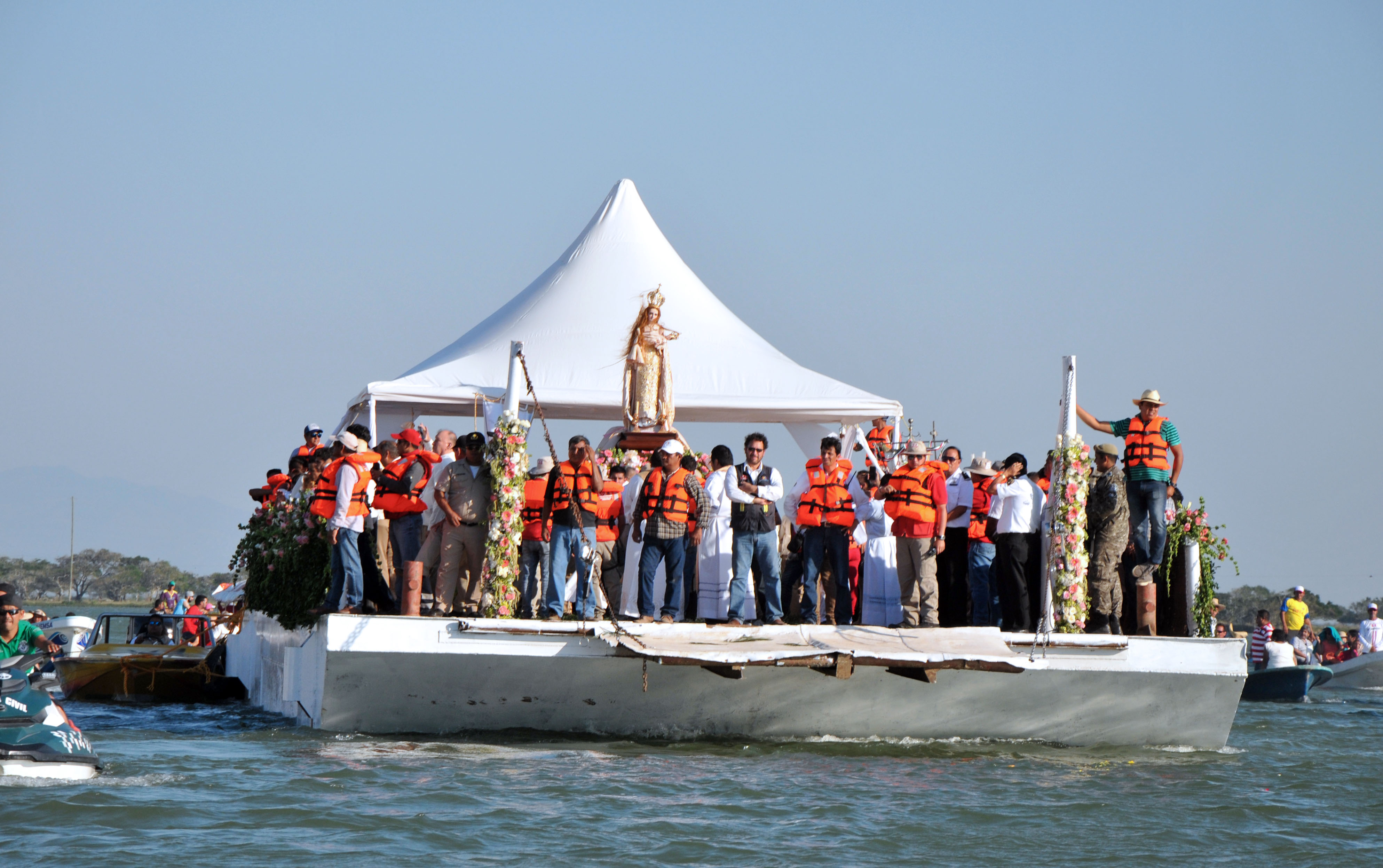 Se emociona Tlacotalpan con el recorrido de La Candelaria por el río