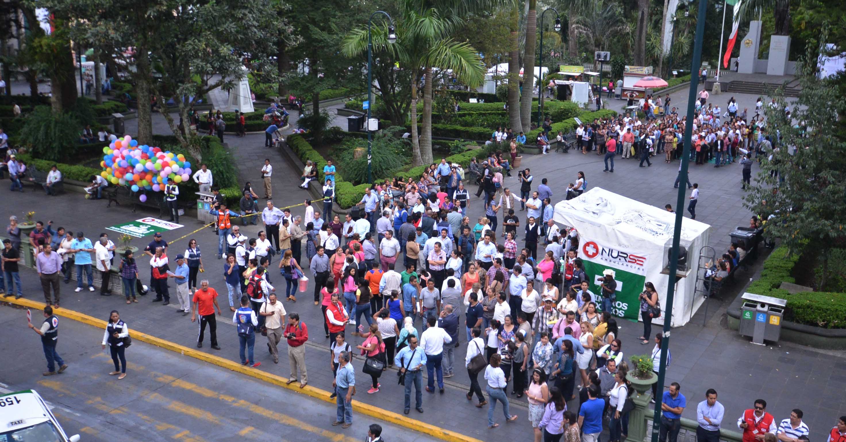 Desalojan el Palacio Municipal de Xalapa por simulacro de amenaza de bomba
