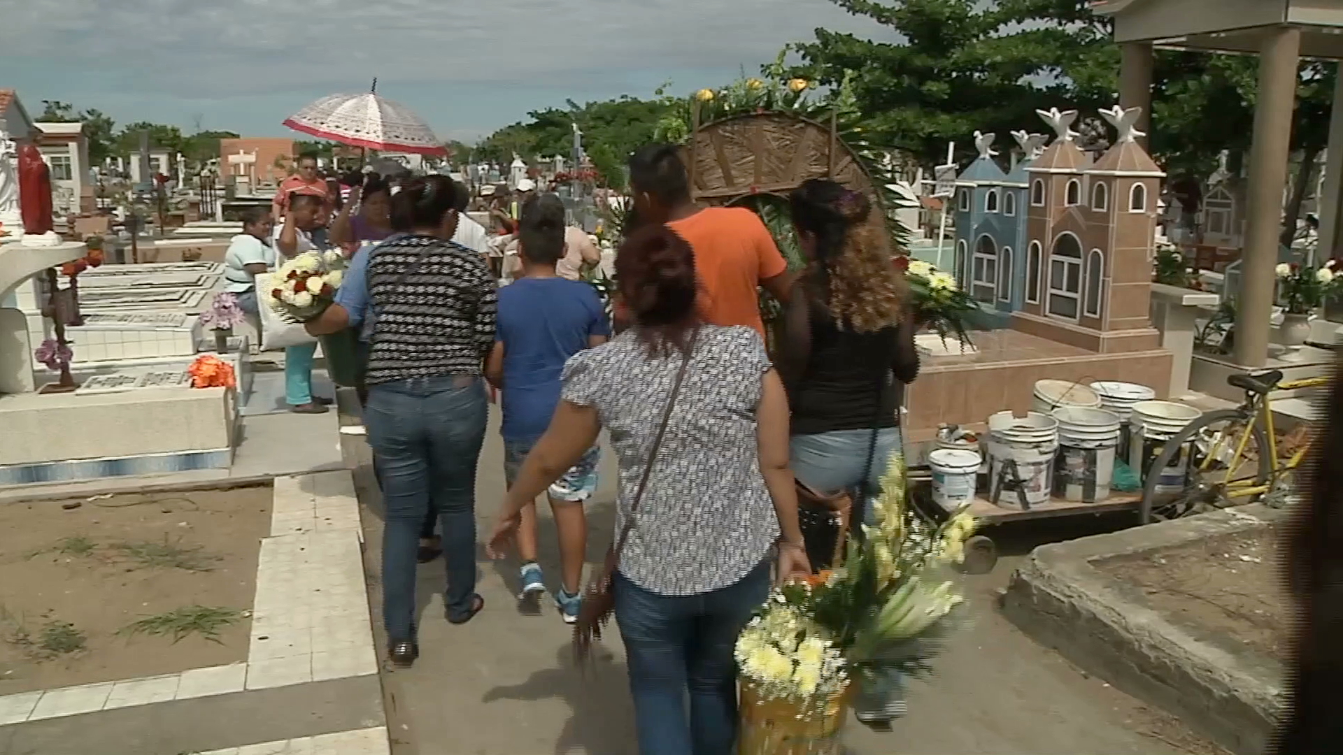 Aumentan visitas en el panteón Jardín, en Veracruz