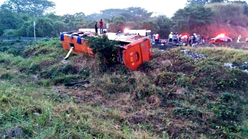 Dan de alta a lesionados del accidente La Tinaja–Cosamaloapan