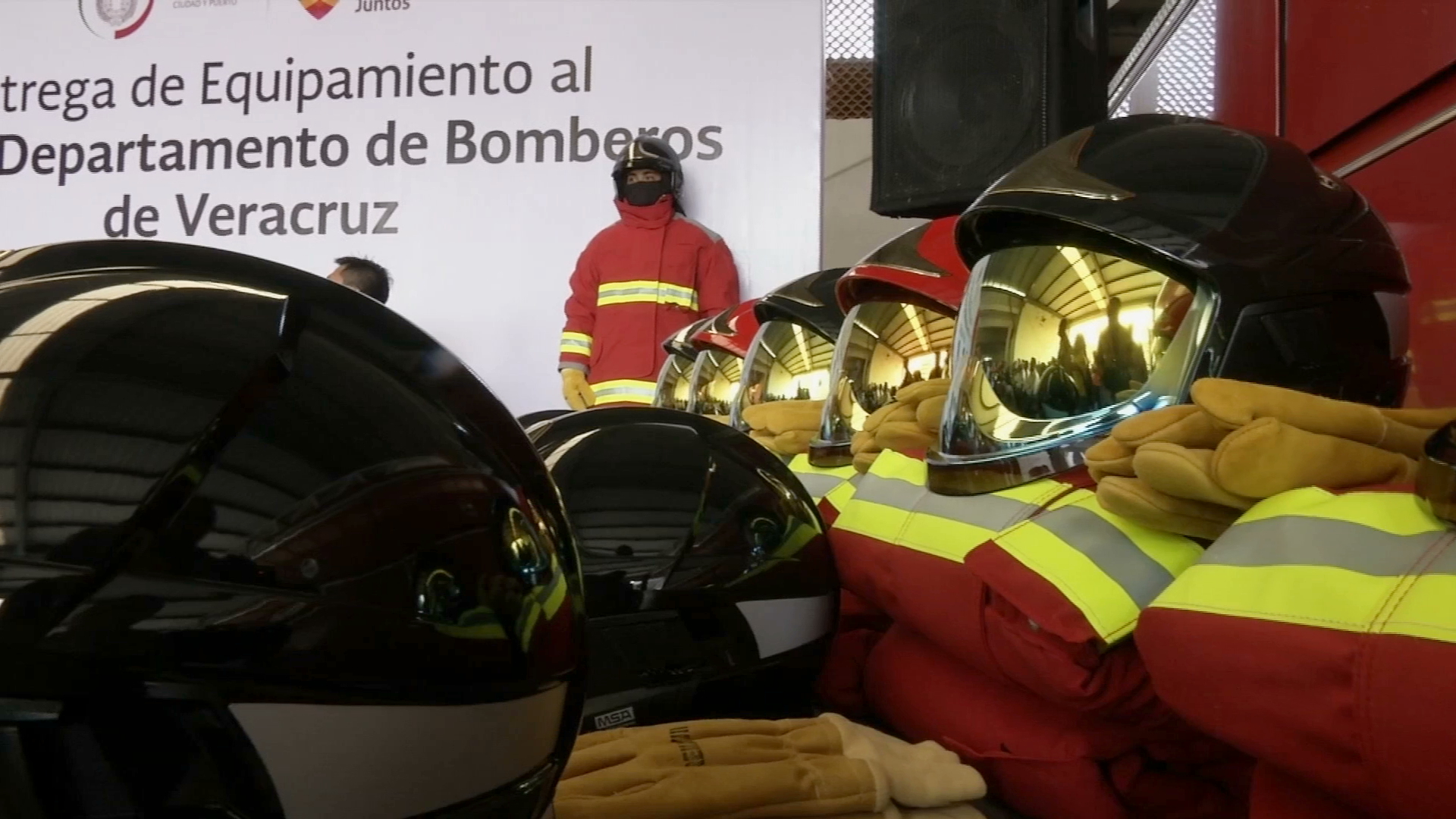 Entregan trajes nuevos al Heroico Cuerpo de Bomberos de Veracruz