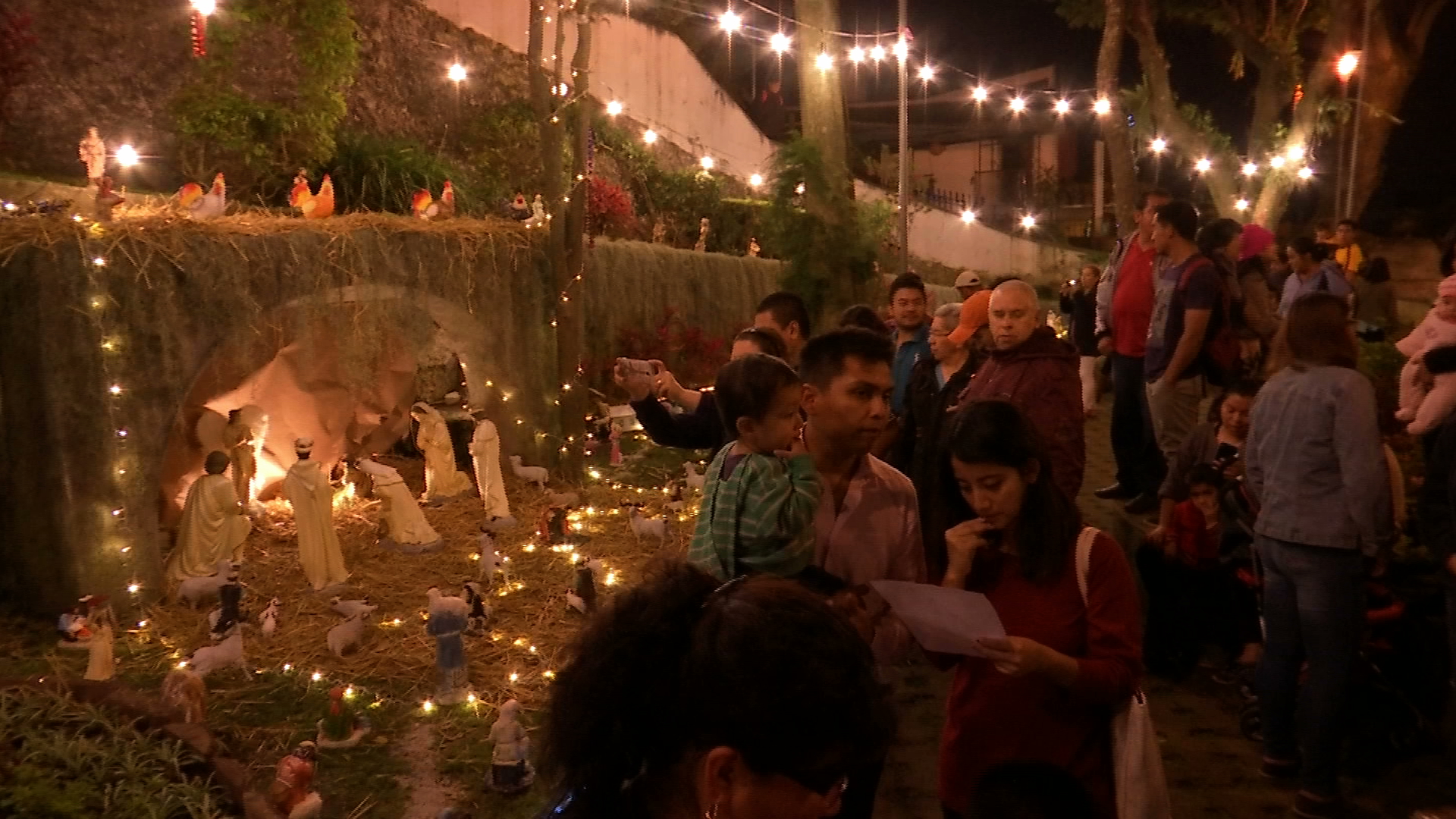 Encienden el tradicional nacimiento navideño en Xallitic