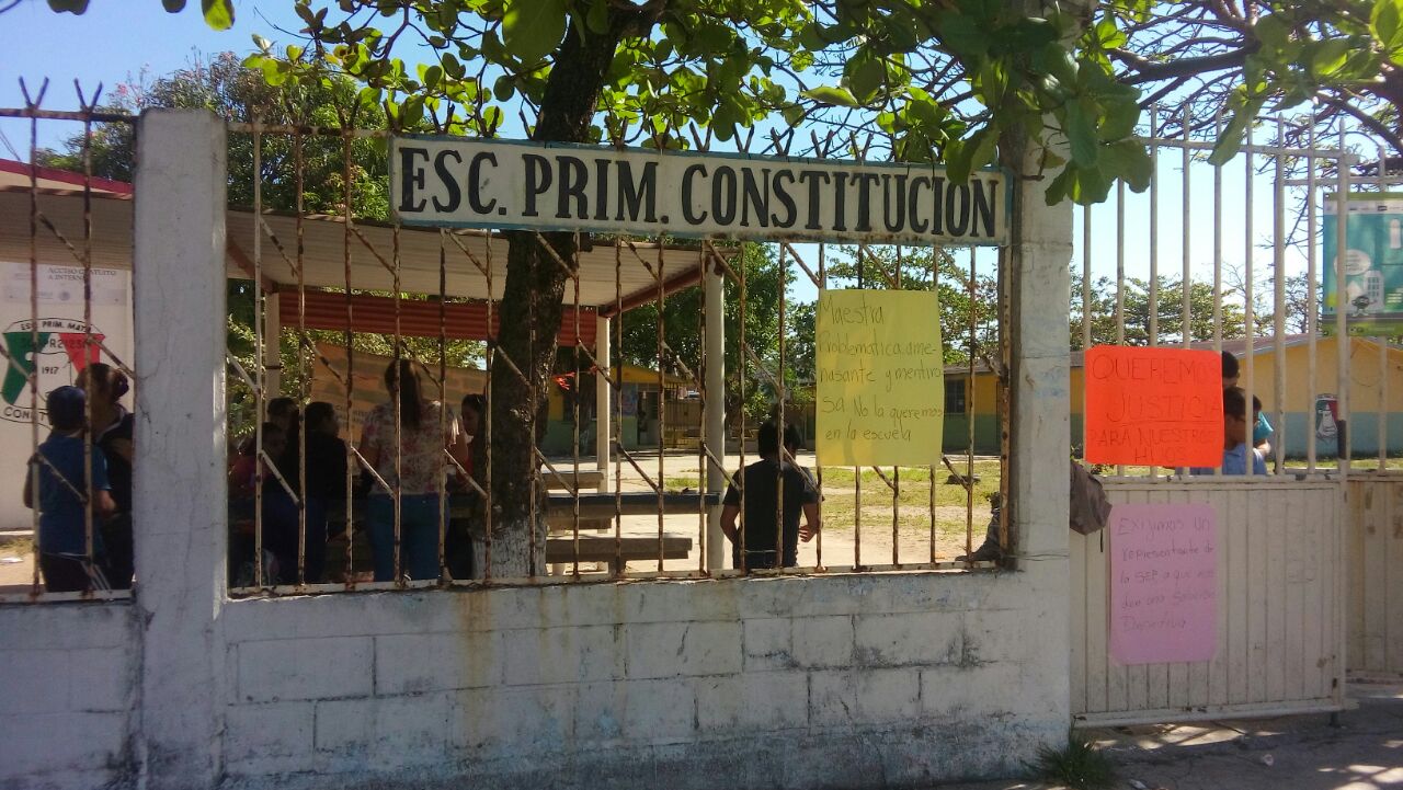 Padres de familia toman la primaria Constitución de Coatzacoalcos
