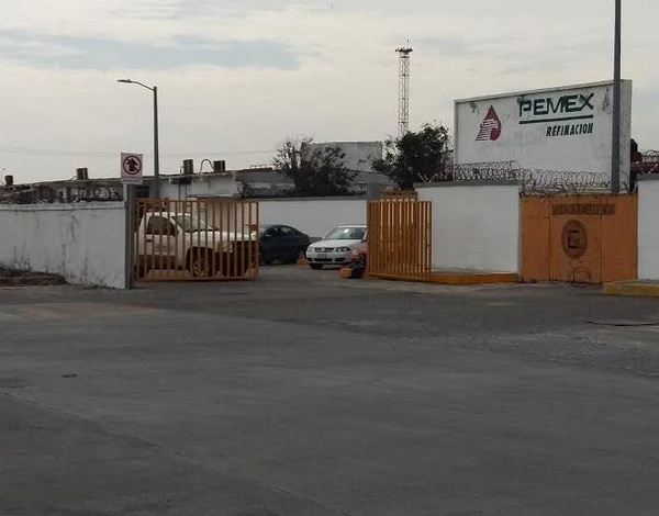 Morena bloquea entrada a complejo gasolinero conocido como «El Sardinero»