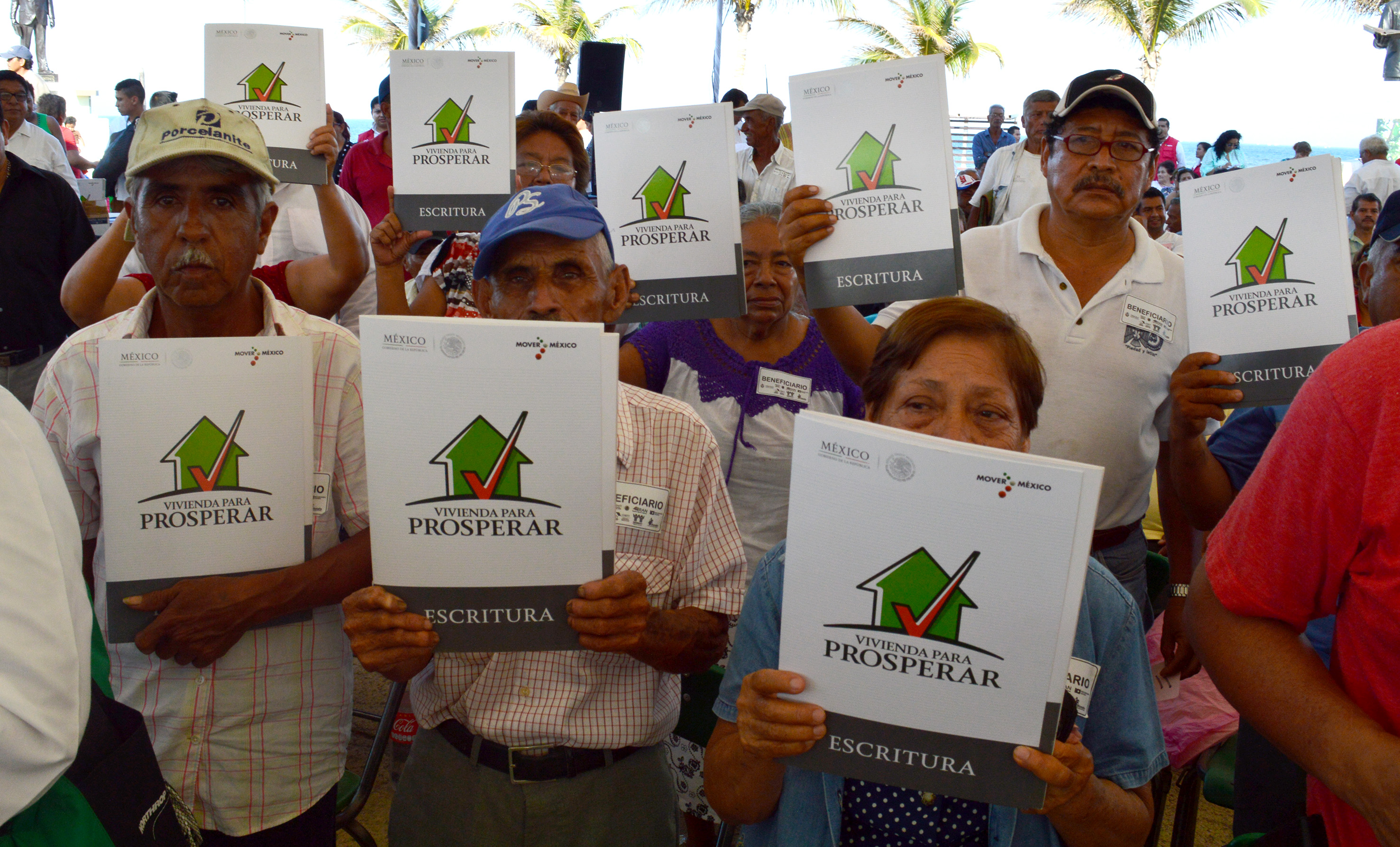 Entrega de escrituras y títulos de propiedad «Papelito Habla» en Veracruz