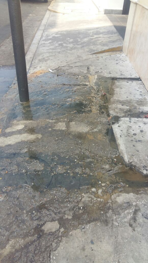 Drenaje tapado provoca aguas negras y malos olores en el puerto