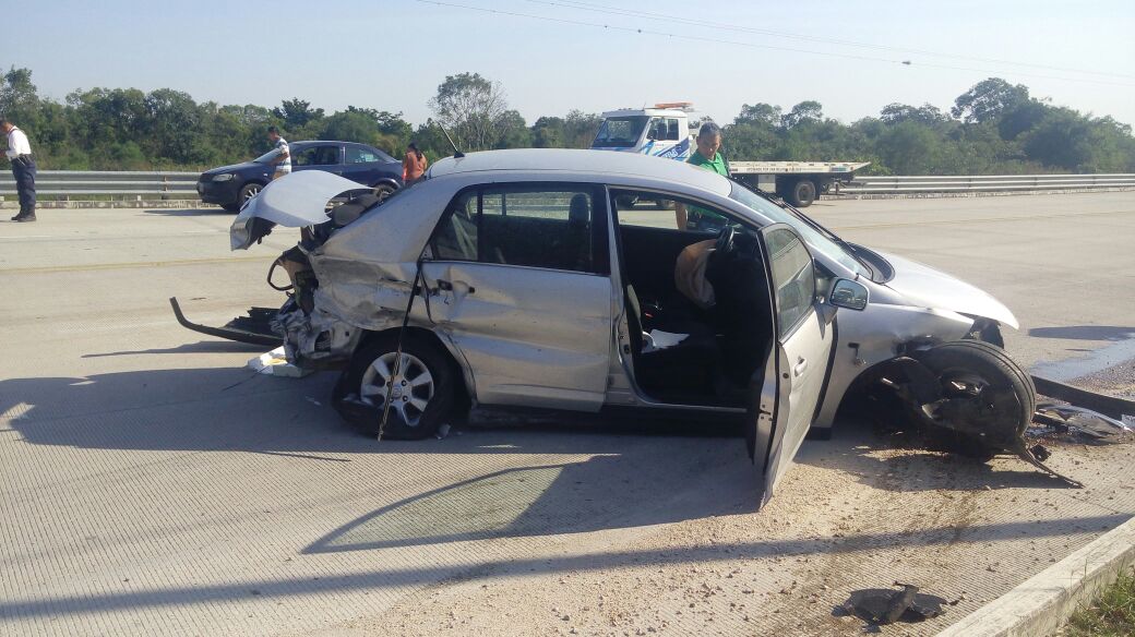 Mujer lesionada al chocar contra muro de contención en carretera Carrizal-Apazapan