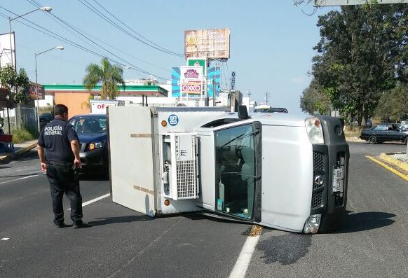 Vuelca camioneta tras chocar, en El Lencero