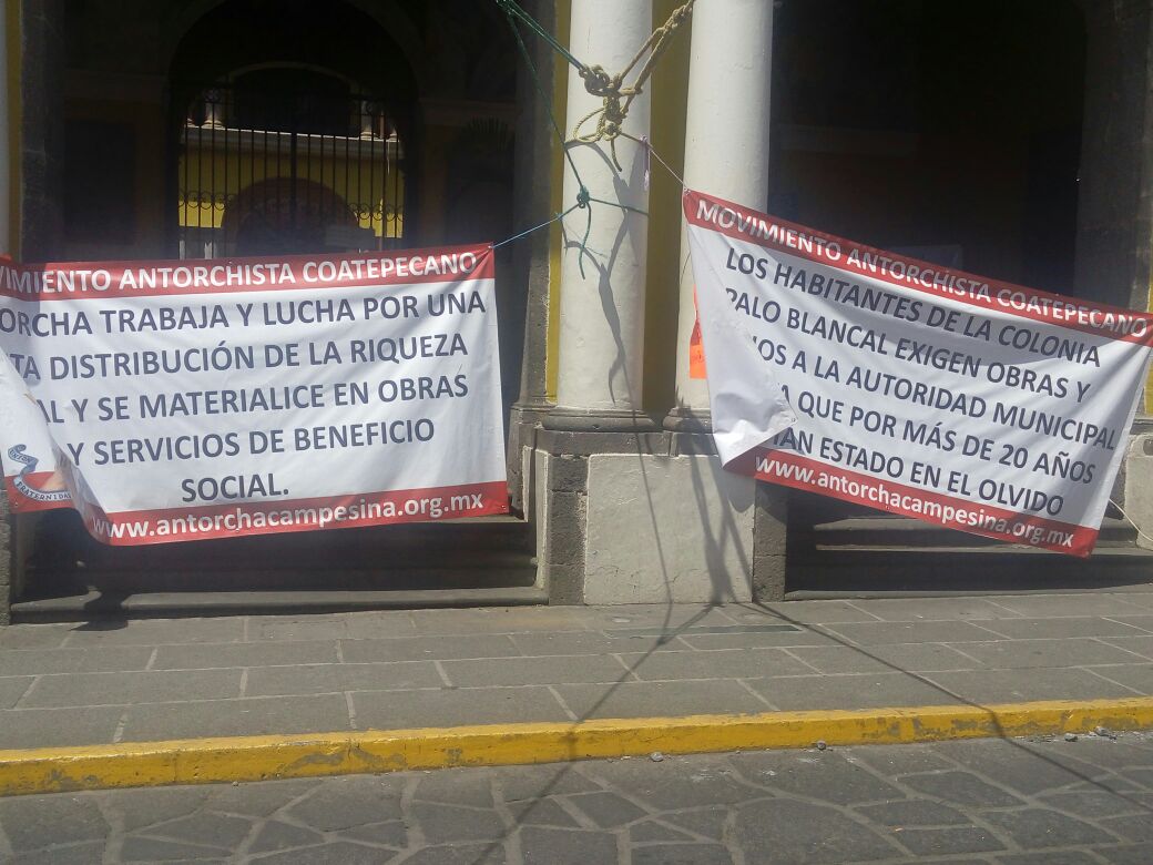 Antorcha Campesina mantiene plantón en Palacio Municipal de Coatepec
