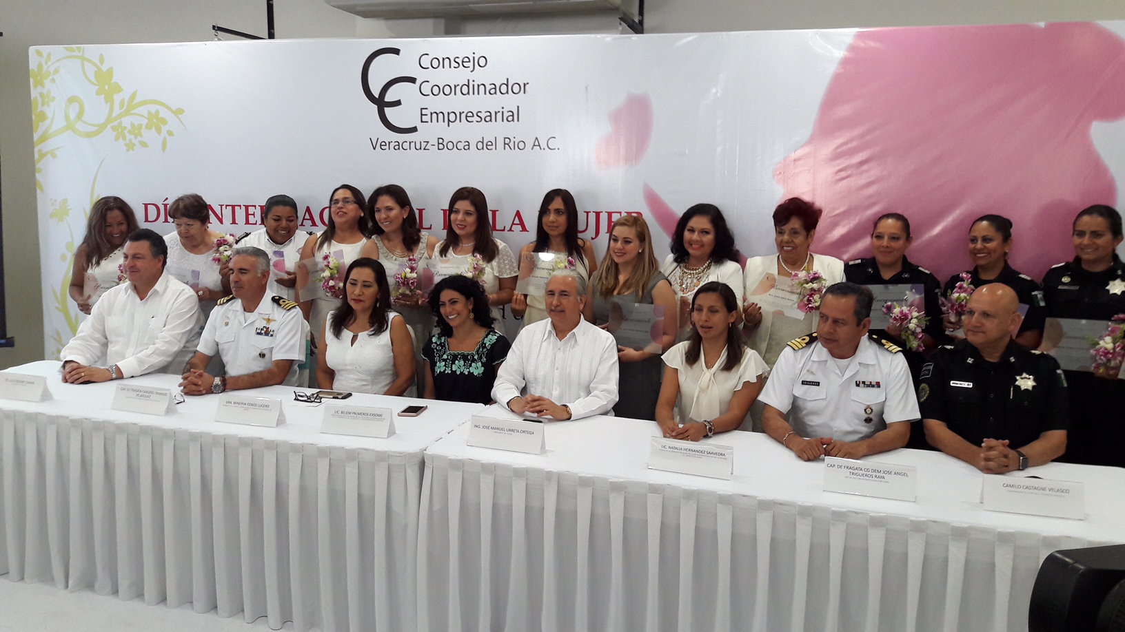 Entrega CCE reconocimientos a mujeres distinguidas